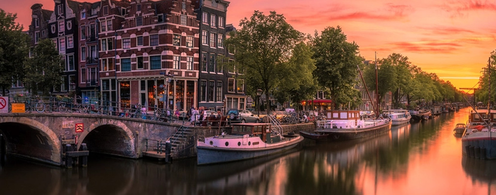 Amsterdam grachten bij zonsondergang