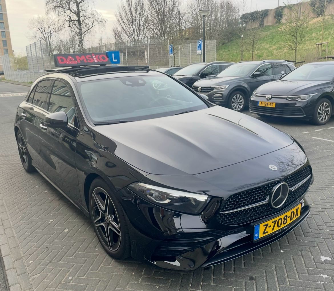 Mercedes A-klasse lesauto van Rijschool Damsko in Amsterdam Oost