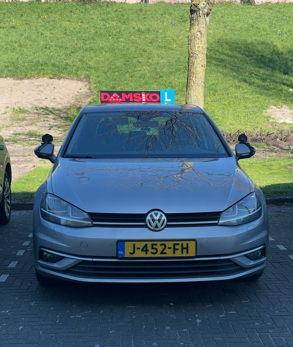 Volkswagen Golf lesauto van Rijschool Damsko voor 2toDrive